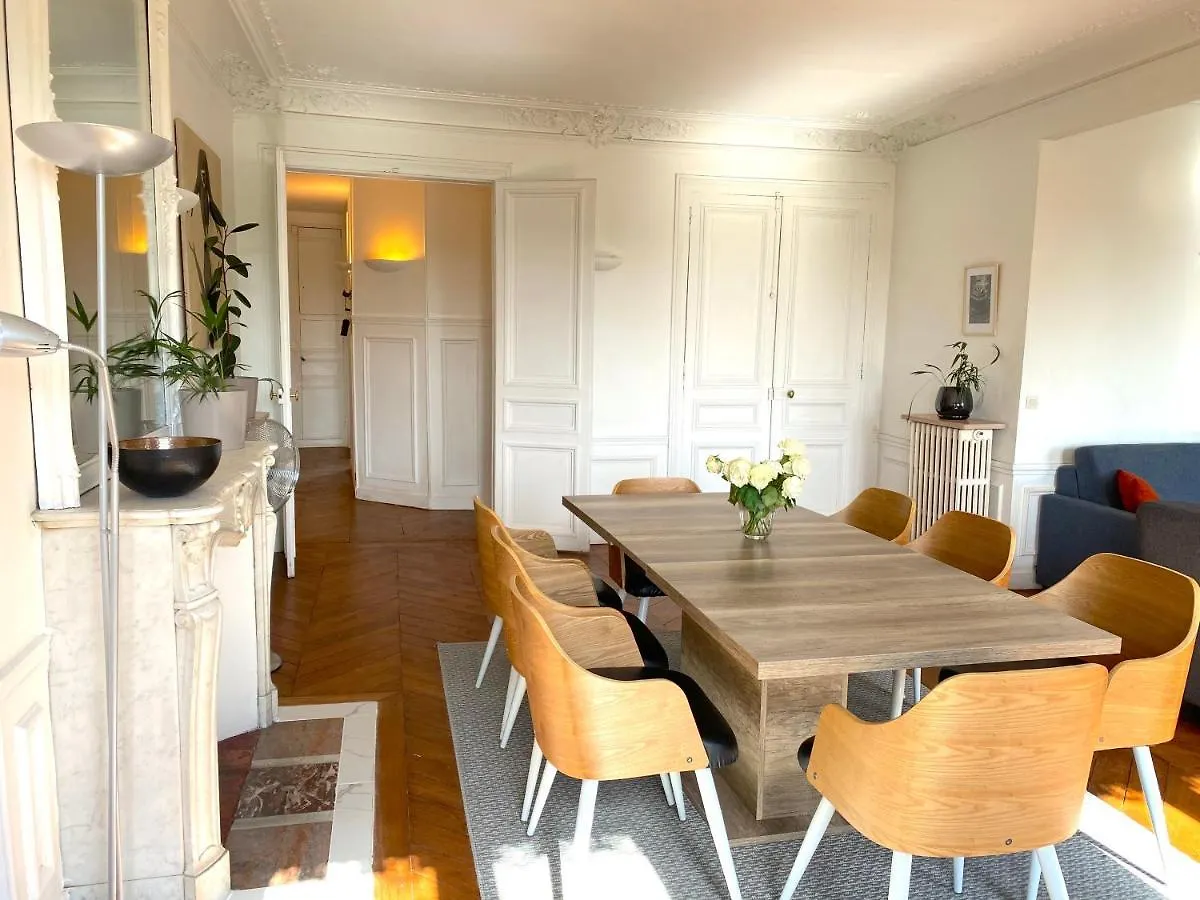 Marvellous Sunbathed 3br At The Heart Of Apartment